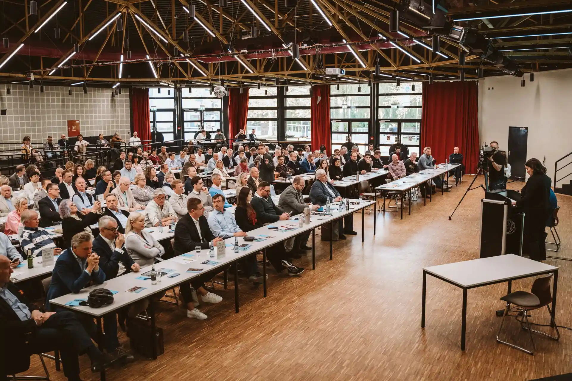 Drei Personen im Gespräch