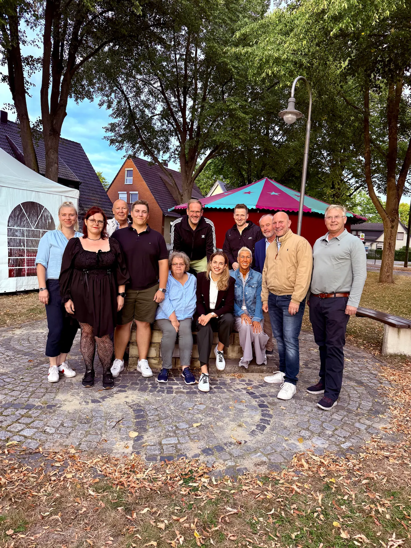 Redner am Pult bei einer Veranstaltung
