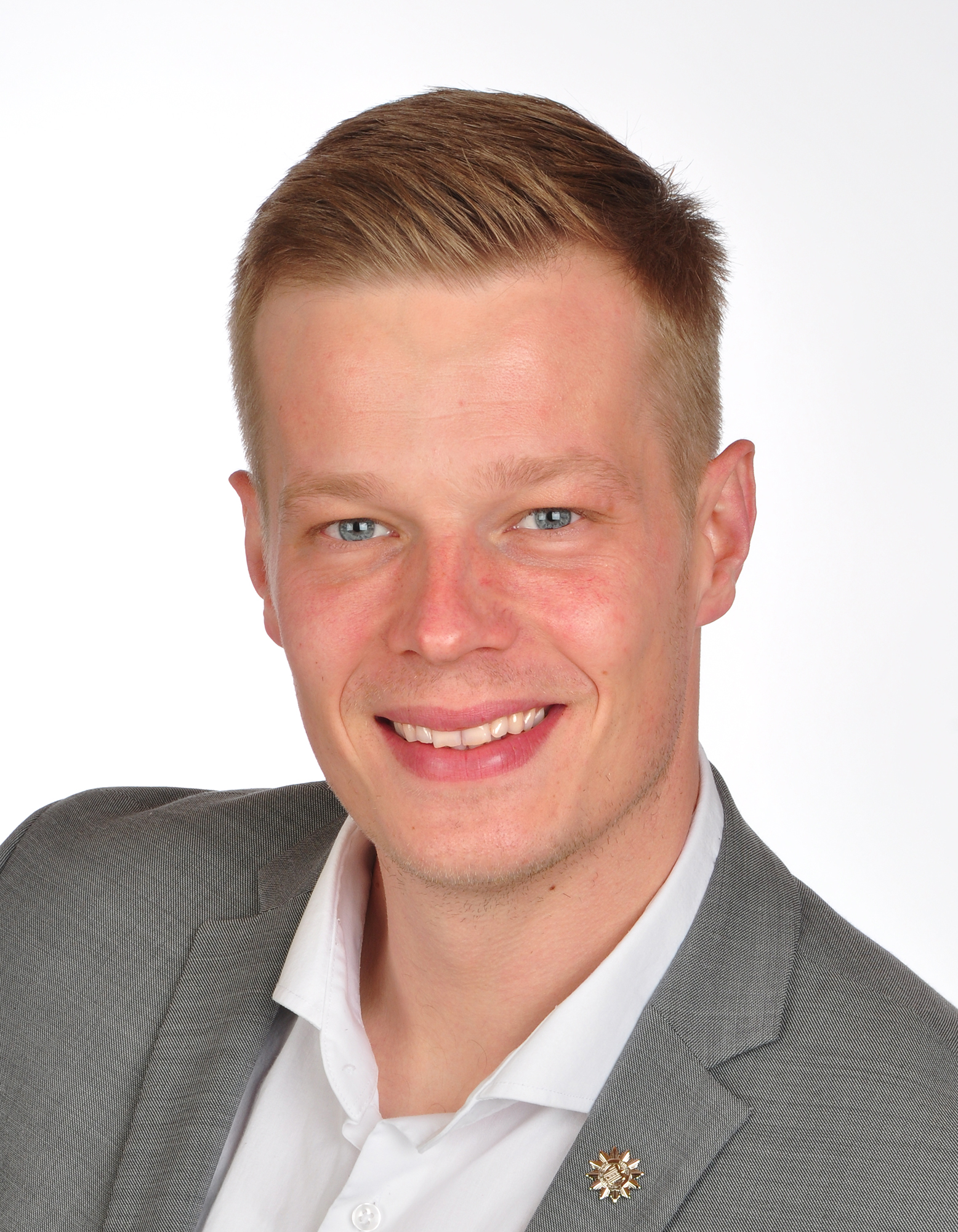 Redner am Pult bei einer Veranstaltung